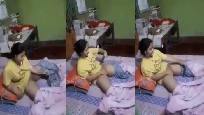 Cute Bengali Teen Didi’s Live Call Show Pussy HD